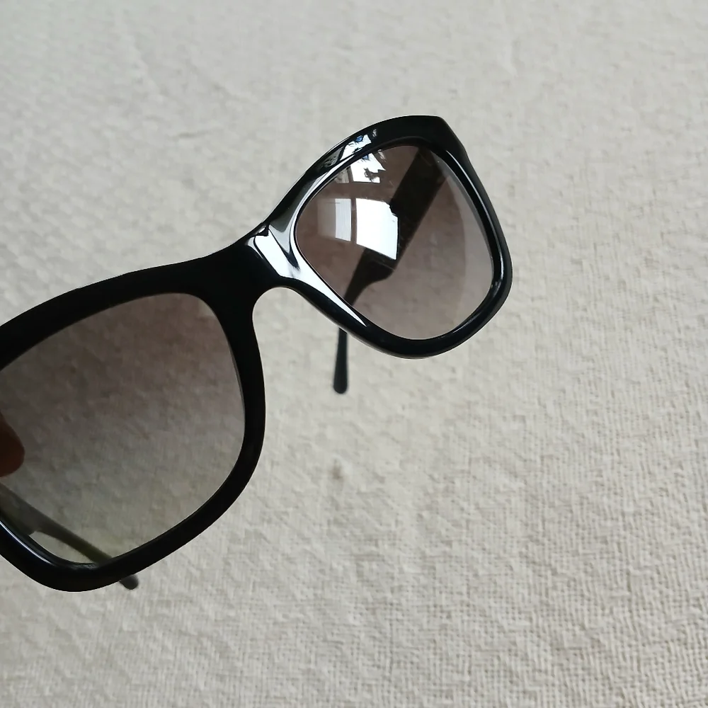 Tory Burch Glossy Black Acetate Sunglasses with Gradient Smoke Lenses